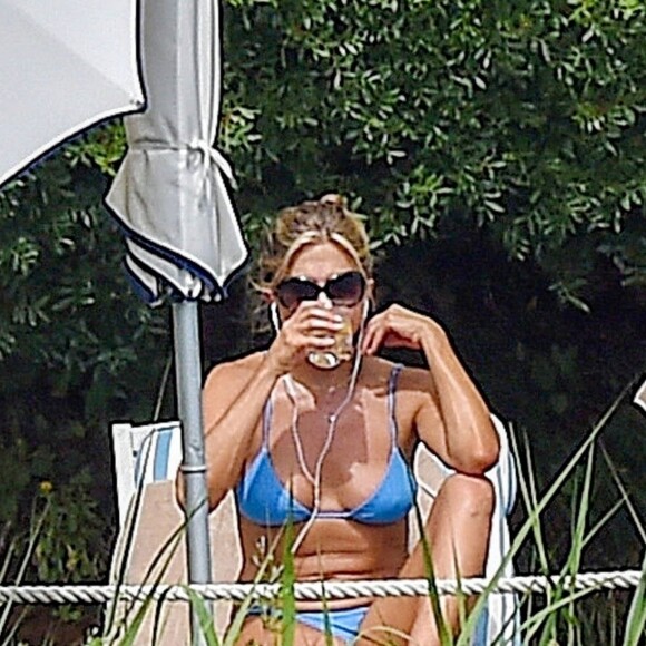 Exclusif - Jennifer Aniston bronze autour d'une piscine à Portofino en Italie avant le tournage de son prochain film " 'Murder Mystery!" le 22 juillet 2018.