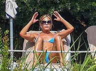 Jennifer Aniston, en bikini, se la coule douce en Italie, sans Dany Boon