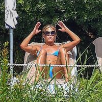 Jennifer Aniston, en bikini, se la coule douce en Italie, sans Dany Boon