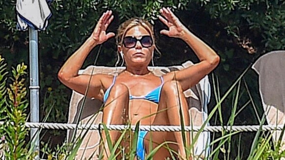 Jennifer Aniston, en bikini, se la coule douce en Italie, sans Dany Boon