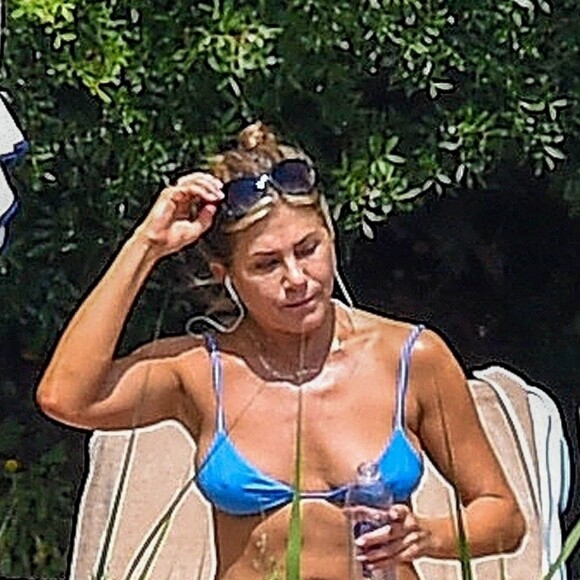 Exclusif - Jennifer Aniston bronze autour d'une piscine à Portofino en Italie avant le tournage de son prochain film " 'Murder Mystery!" le 22 juillet 2018.