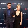 Michael Bublé et sa femme Luisana Lopilato enceinte posent sur le tapis rouge des Juno Awards à Vancouver, le 25 mars 2018.