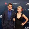 Michael Bublé et sa femme Luisana Lopilato enceinte posent sur le tapis rouge des Juno Awards à Vancouver, le 25 mars 2018.