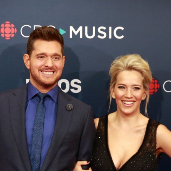 Michael Bublé et sa femme Luisana Lopilato enceinte posent sur le tapis rouge des Juno Awards à Vancouver, le 25 mars 2018.