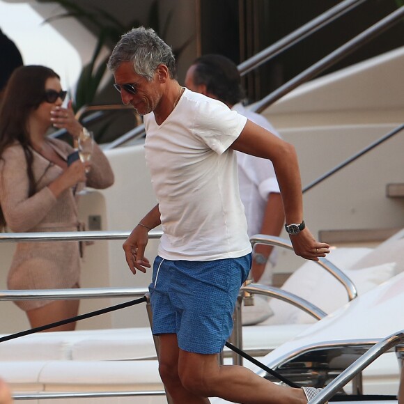 Nagui est de retour en bateau sur le port de Saint-Tropez le 30 juillet 2018.