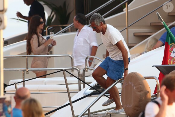 Nagui est de retour en bateau sur le port de Saint-Tropez le 30 juillet 2018.