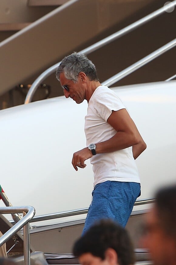 Nagui est de retour en bateau sur le port de Saint-Tropez le 30 juillet 2018.