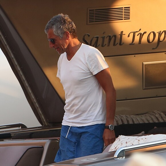 Nagui est de retour en bateau sur le port de Saint-Tropez le 30 juillet 2018.