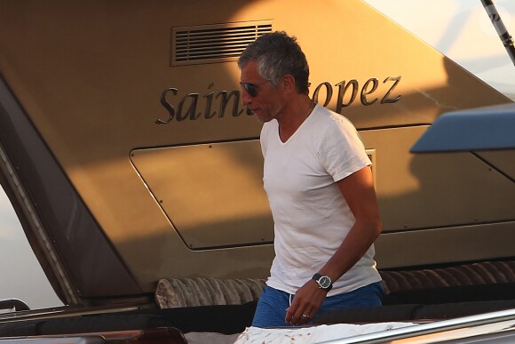 Nagui est de retour en bateau sur le port de Saint-Tropez le 30 juillet 2018.