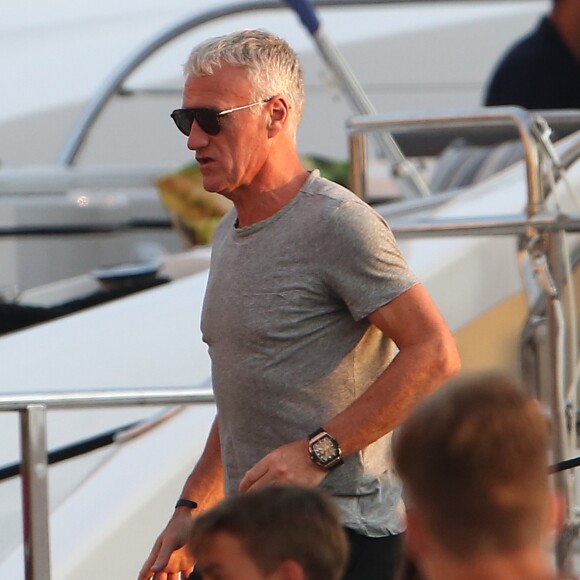 L'entraîneur de l'équipe de France Championne du monde 2018, Didier Deschamps est de retour en bateau sur le port de Saint-Tropez le 30 juillet 2018.