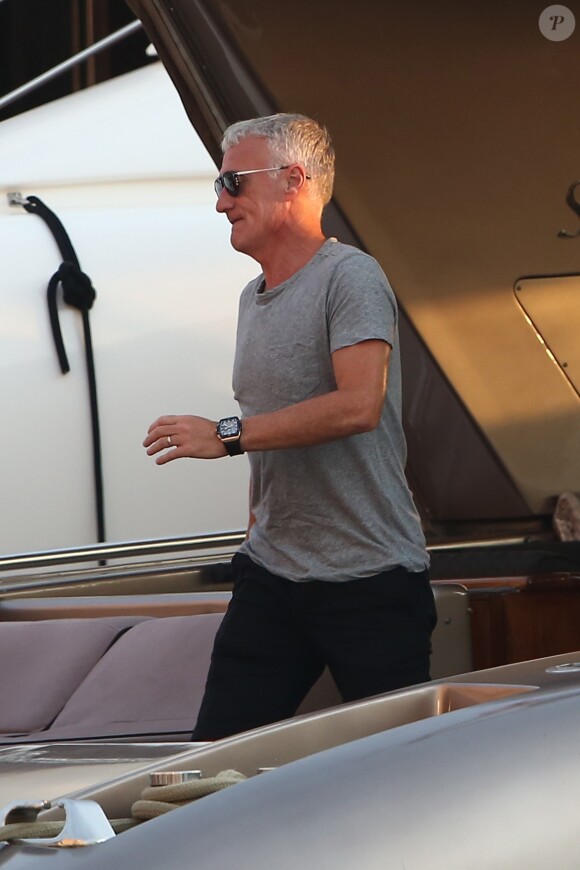 L'entraîneur de l'équipe de France Championne du monde 2018, Didier Deschamps est de retour en bateau sur le port de Saint-Tropez le 30 juillet 2018.