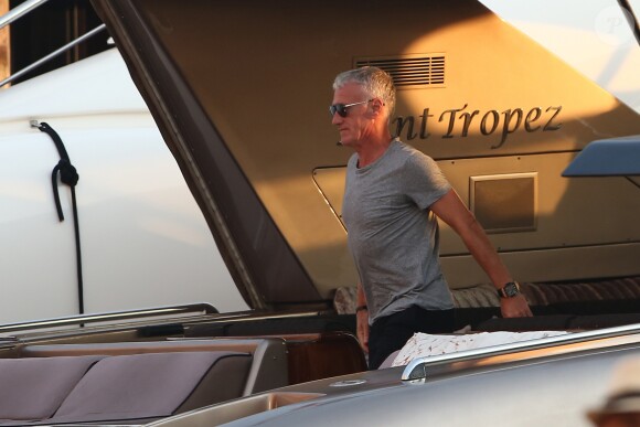 L'entraîneur de l'équipe de France Championne du monde 2018, Didier Deschamps est de retour en bateau sur le port de Saint-Tropez le 30 juillet 2018.