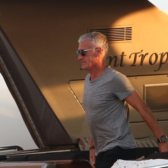 L'entraîneur de l'équipe de France Championne du monde 2018, Didier Deschamps est de retour en bateau sur le port de Saint-Tropez le 30 juillet 2018.