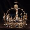 Deux malfaiteurs sont parvenus à voler deux couronnes (l'une ayant appartenu à Charles IX, l'autre à son épouse la reine Kristina) et un orbe dans la cathédrale de Strängnäs, à l'ouest de Stockholm, avant de s'enfuir en bateau, le 31 juillet 2018.