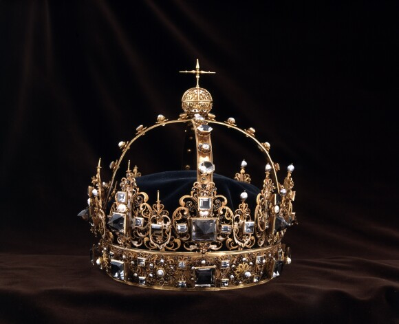 Deux malfaiteurs sont parvenus à voler deux couronnes (l'une ayant appartenu à Charles IX, l'autre à son épouse la reine Kristina) et un orbe dans la cathédrale de Strängnäs, à l'ouest de Stockholm, avant de s'enfuir en bateau, le 31 juillet 2018.