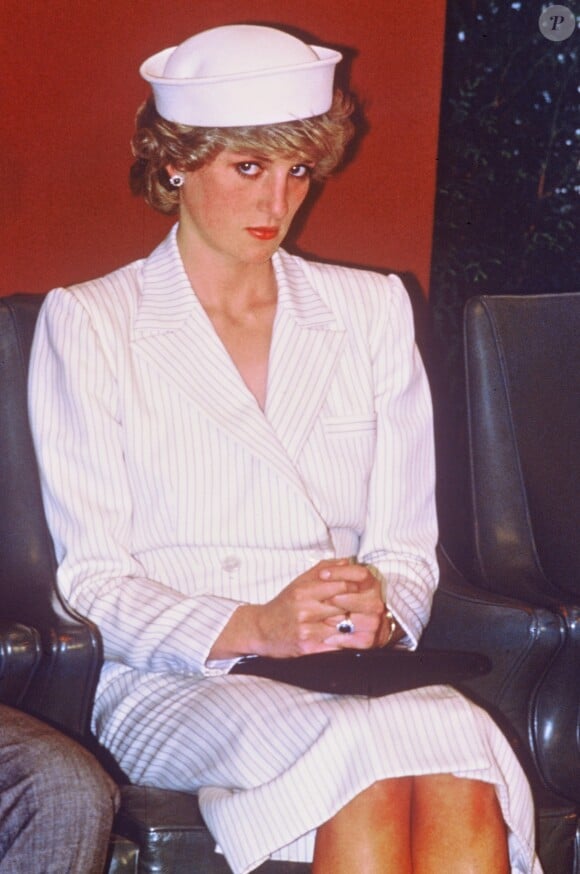 Lady Diana en veste longue blanche et rayée, portée en robe, en 1985.