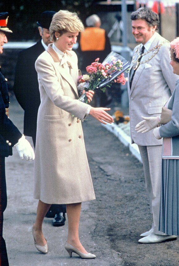 Lady Diana en manteau croisé long camel, en 1986.