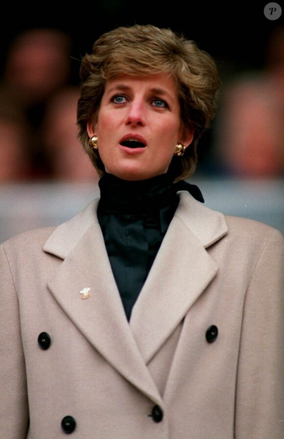 Lady Diana en manteau croisé camel à Paris 1995.