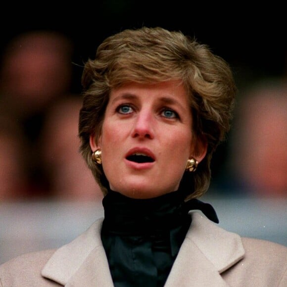 Lady Diana en manteau croisé camel à Paris 1995.