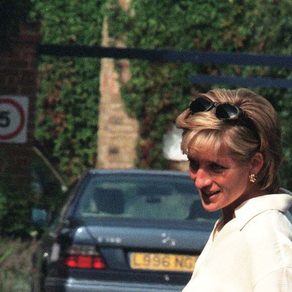 Lady Diana en chemisier blanc et jean délavé à Londres, en 1996.