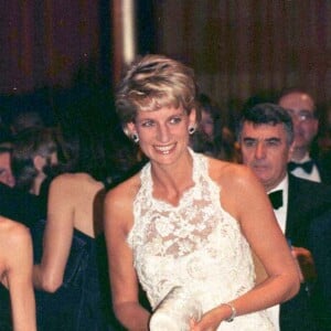 Lady Diana en robe blanche nouée au cou à Washington, en 1996.