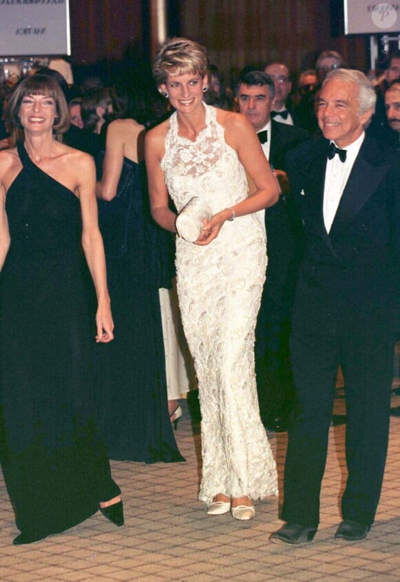 Lady Diana en robe blanche nouée au cou à Washington, en 1996.
