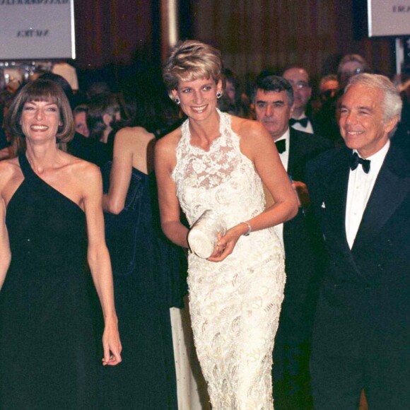 Lady Diana en robe blanche nouée au cou à Washington, en 1996.