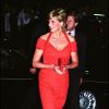 Lady Diana en robe rouge ajustée à la taille à Londres, en 1997.