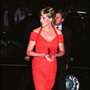 Lady Diana en robe rouge ajustée à la taille à Londres, en 1997.