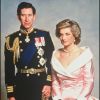 Lady Diana en robe rose à boutons croisés et épaules dégagées avec le prince Charles en 1981.