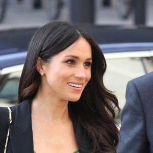 Meghan Markle en robe Self-Portrait et blazer noir à Londres, en avril 2018.