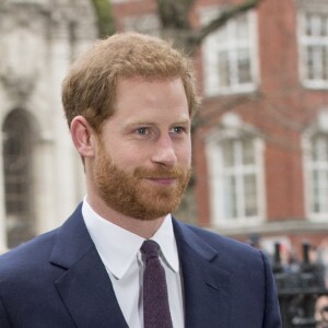 Meghan Markle en manteau blanc Amanda Wakeley et béret Stephen Jones à Londres, en mars 2018.