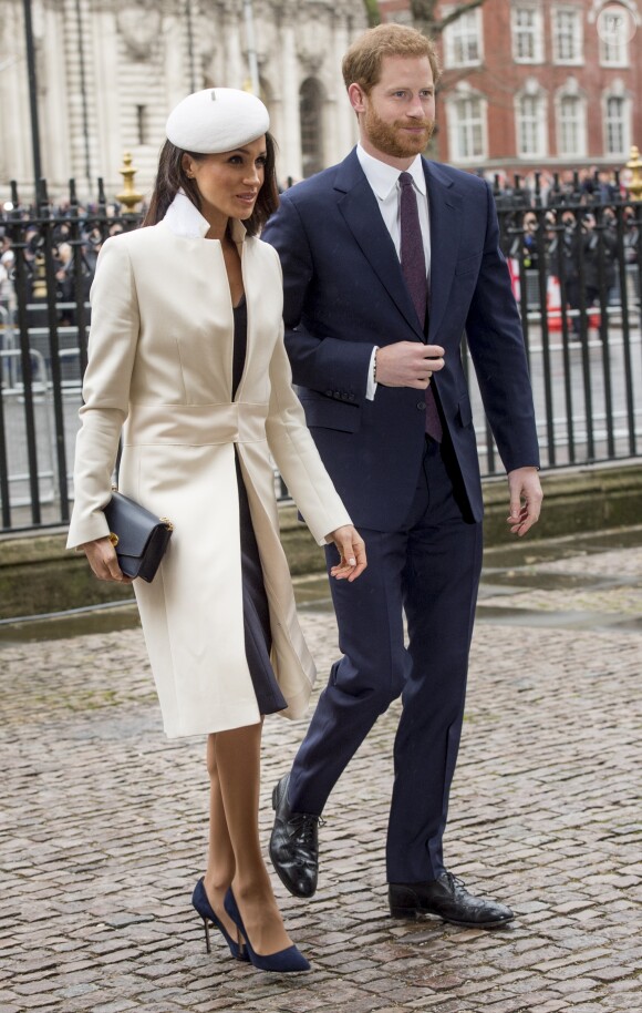 Meghan Markle en manteau blanc Amanda Wakeley et béret Stephen Jones à Londres, en mars 2018.