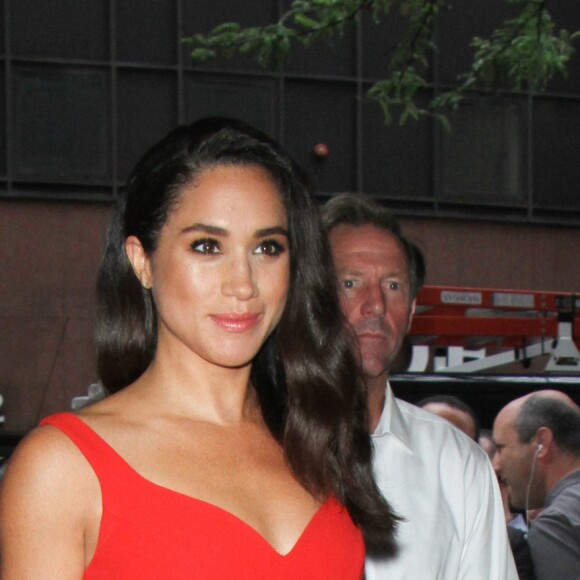 Meghan Markle en robe rouge ajustée à la taille à New York, à l'été 2016.