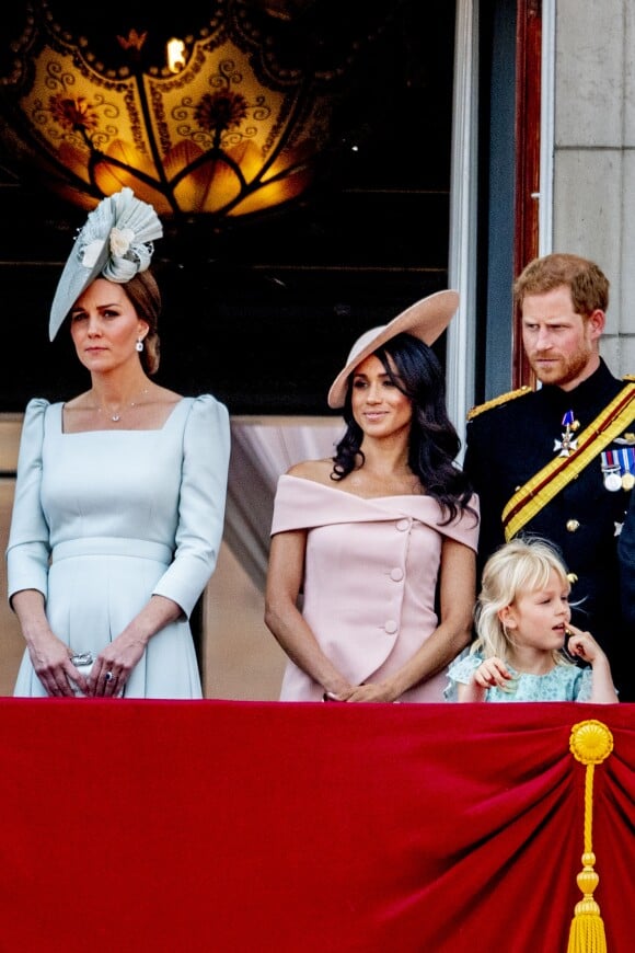 Meghan Markle en ensemble rose à boutons croisés et épaules dégagées, signé Carolina Herrera, à Londres, le 9 juin 2018.