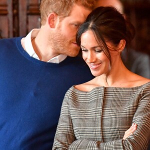 Meghan Markle en veste imprimée Princes de Galles, de chez Theory, à Cardiff le 18 janvier 2018.