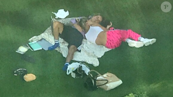 Exclusif - Prix Spécial - No Web - Justin Bieber et sa fiancée Hailey Baldwin se prélassent et s'enlacent, amoureux, dans un parc à New York, le 30 juillet 2018.