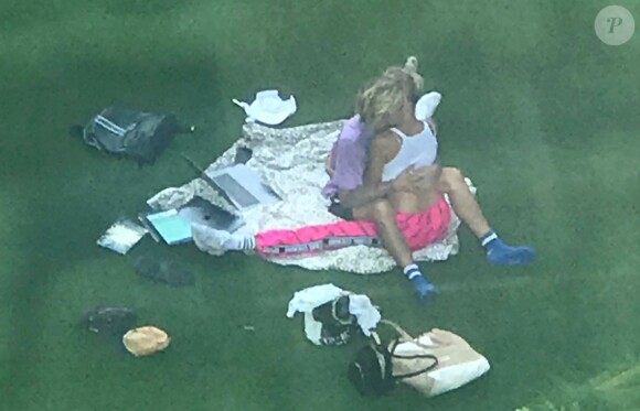 Exclusif - Prix Spécial - No Web - Justin Bieber et sa fiancée Hailey Baldwin se prélassent et s'enlacent, amoureux, dans un parc à New York, le 30 juillet 2018.