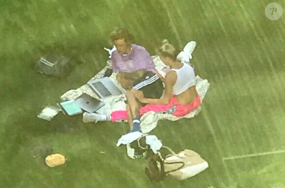 Exclusif - Prix Spécial - No Web - Justin Bieber et sa fiancée Hailey Baldwin se prélassent et s'enlacent, amoureux, dans un parc à New York, le 30 juillet 2018.