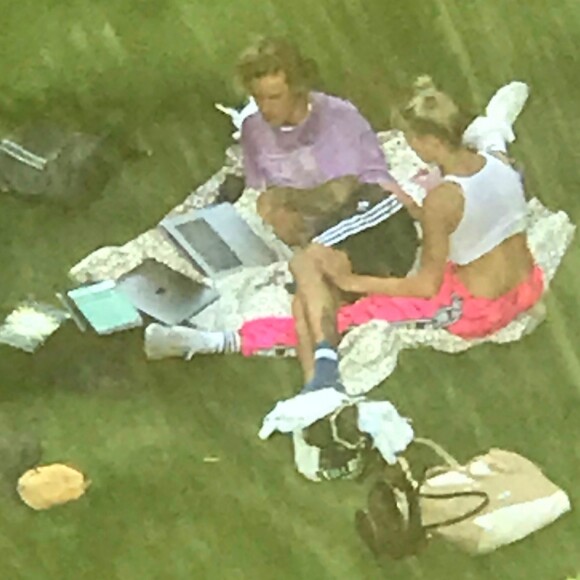 Exclusif - Prix Spécial - No Web - Justin Bieber et sa fiancée Hailey Baldwin se prélassent et s'enlacent, amoureux, dans un parc à New York, le 30 juillet 2018.