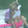 Exclusif - Prix Spécial - No Web - Justin Bieber et sa fiancée Hailey Baldwin se prélassent et s'enlacent, amoureux, dans un parc à New York, le 30 juillet 2018.
