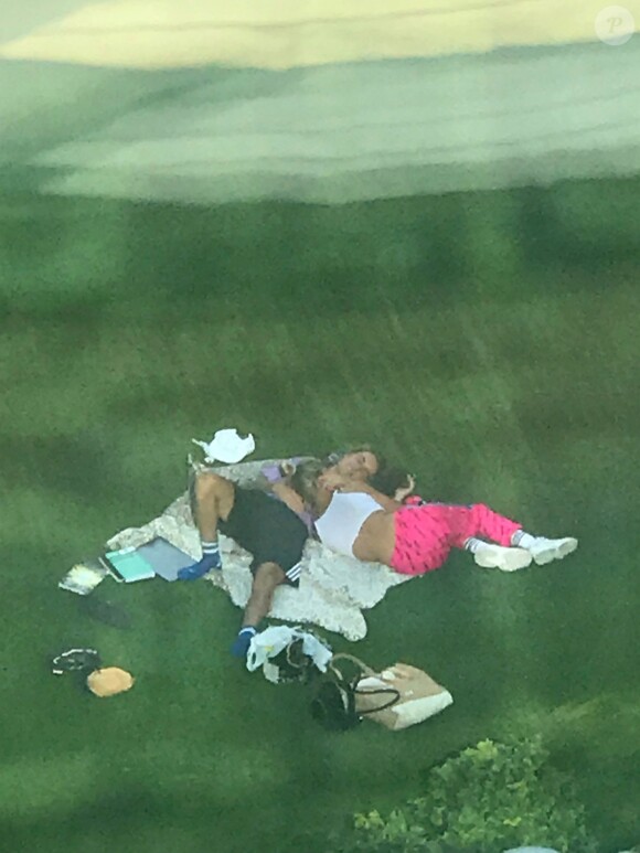 Exclusif - Prix Spécial - No Web - Justin Bieber et sa fiancée Hailey Baldwin se prélassent et s'enlacent, amoureux, dans un parc à New York, le 30 juillet 2018.