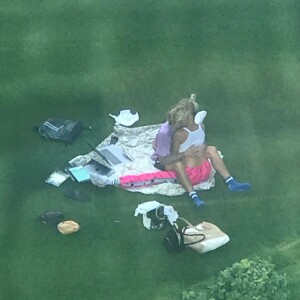 Exclusif - Prix Spécial - No Web - Justin Bieber et sa fiancée Hailey Baldwin se prélassent et s'enlacent, amoureux, dans un parc à New York, le 30 juillet 2018.