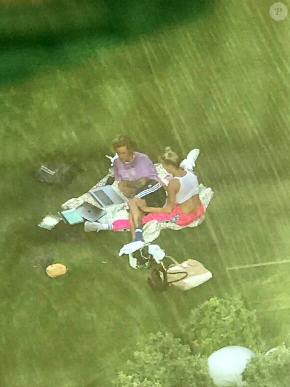 Exclusif - Prix Spécial - No Web - Justin Bieber et sa fiancée Hailey Baldwin se prélassent et s'enlacent, amoureux, dans un parc à New York, le 30 juillet 2018.