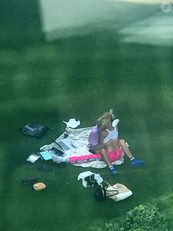 Exclusif - Prix Spécial - No Web - Justin Bieber et sa fiancée Hailey Baldwin se prélassent et s'enlacent, amoureux, dans un parc à New York, le 30 juillet 2018.