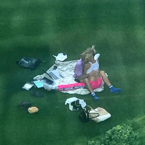 Exclusif - Prix Spécial - No Web - Justin Bieber et sa fiancée Hailey Baldwin se prélassent et s'enlacent, amoureux, dans un parc à New York, le 30 juillet 2018.