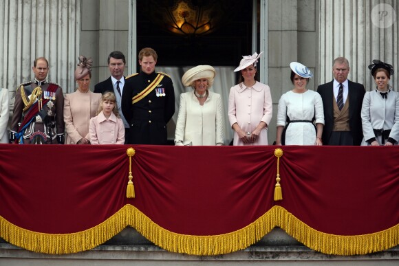 Le prince Edward, la comtesse Sophie de Wessex et leur fille Lady Louise Windsor, à gauche, avec la famille royale au balcon du palais de Buckingham le 15 juin 2013 lors de la parade Trooping the Colour.