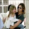 Veronika Loubry et sa fille Thylane à Saint-Tropez. Mai 2005.