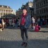 Le chanteur Francis Lalanne se recueille lors d'un hommage à Maurane sur la Grand-Place de Bruxelles en Belgique, où pendant une heure étaient diffusés ses plus grands tubes le 8 mai 2018.