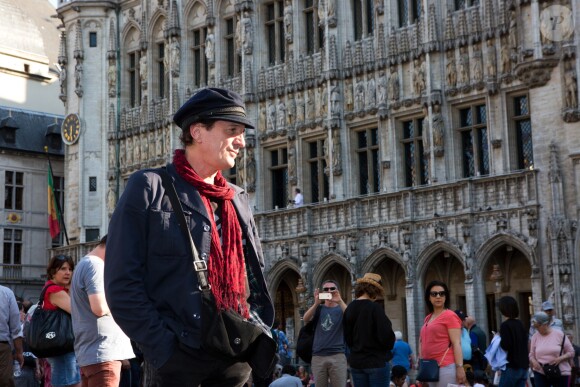 Le chanteur Francis Lalanne se recueille lors d'un hommage à Maurane sur la Grand-Place de Bruxelles en Belgique, où pendant une heure étaient diffusés ses plus grands tubes le 8 mai 2018.